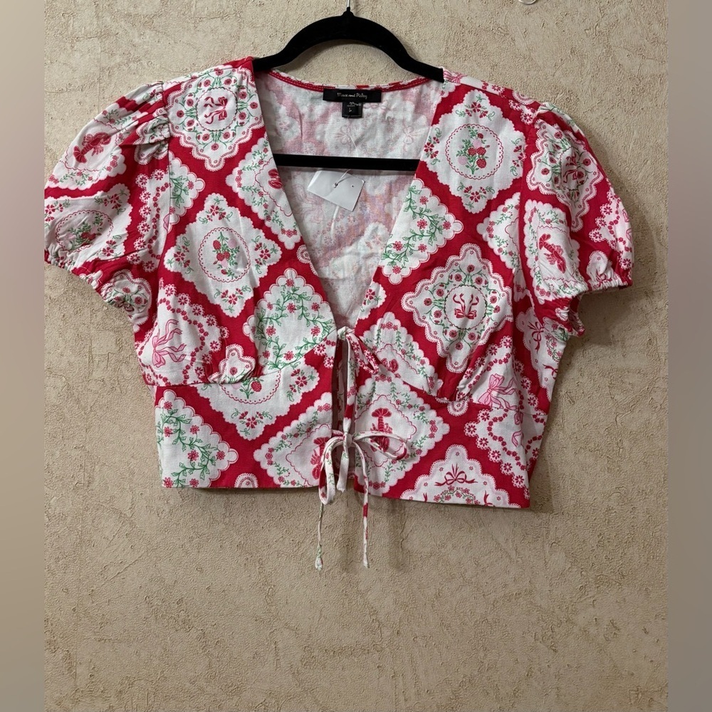 💕Maxx and Riley Festive Red Crop Top(Bust 38”
Length 16”)